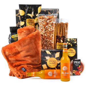 Kerstpakket anders met bijzonder eten, drinken en een deken
