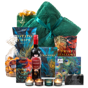 Home & living kerstpakket met een zachte deken voor een ontspannen avond