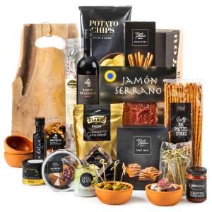 Kerstpakket hout met een mooie snijplank en veel borrelhapjes