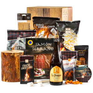 Houten kistje kerstpakketten vol lekkere borrelartikelen