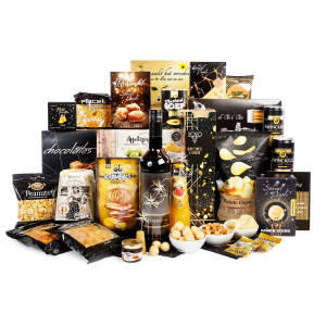 Collectie kerstpakketten met serveerschaal voor het personeel