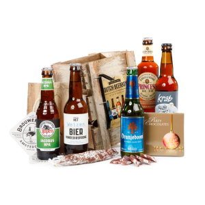 Een thuiswerkgeschenk bestellen met daarin bier en borrelnootjes